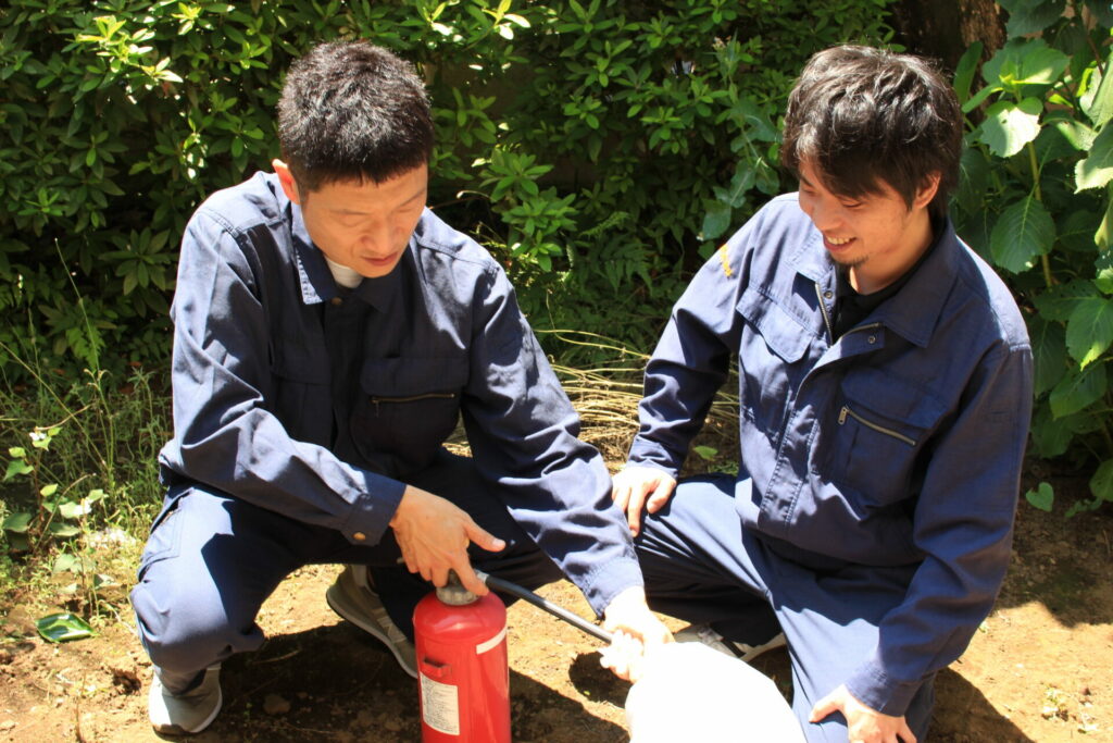 ザブングル加藤と株式会社WAVE1吉村拓也が消防設備士として働く様子